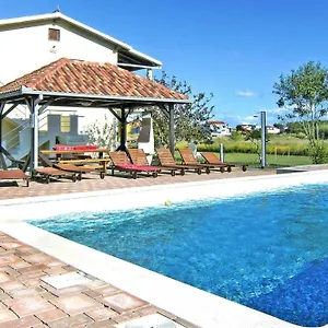 Lug With Pool Apartment